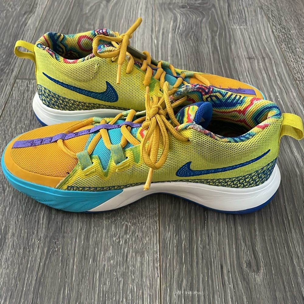 Nike Kyrie Flytrap Sneakers Size 6Y - Picture 5 of 9